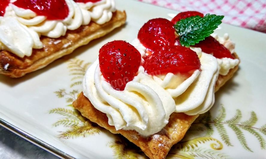 Рецепт слоек с клубникой и кремом