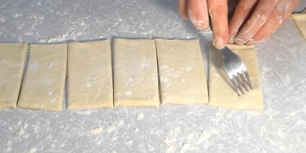 слойки с клубникой и кремом