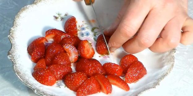 слойки с клубникой и кремом