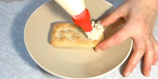 слойки с клубникой и кремом