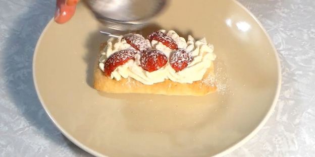 слойки с клубникой и кремом