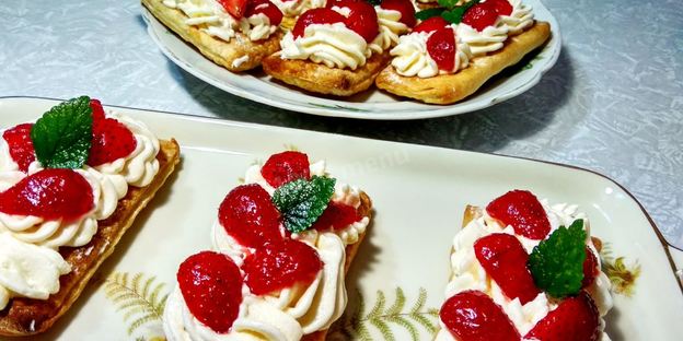 слойки с клубникой и кремом