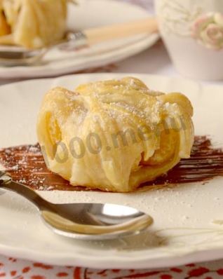 Слойки с мандаринами и шоколадом из слоеного теста