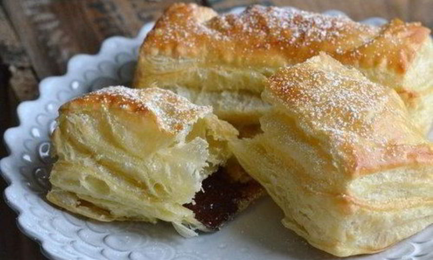 Рецепт слоек с шоколадом и сахарной пудрой