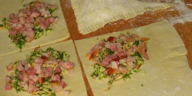 слойки с сыром и копченой курицей