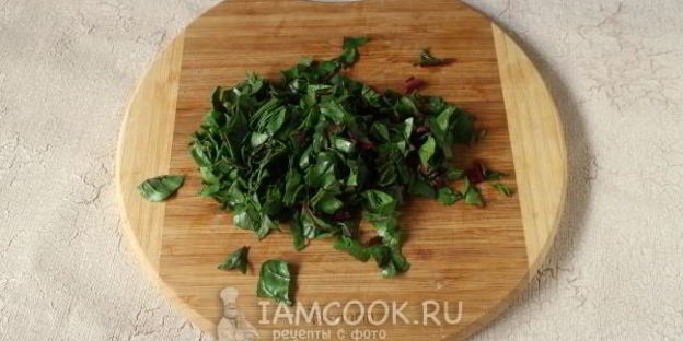 слойки с сыром и свекольными листьями