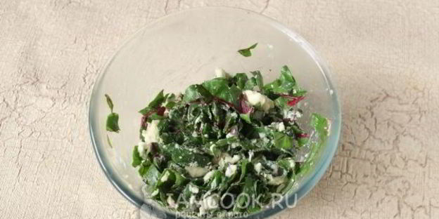 слойки с сыром и свекольными листьями