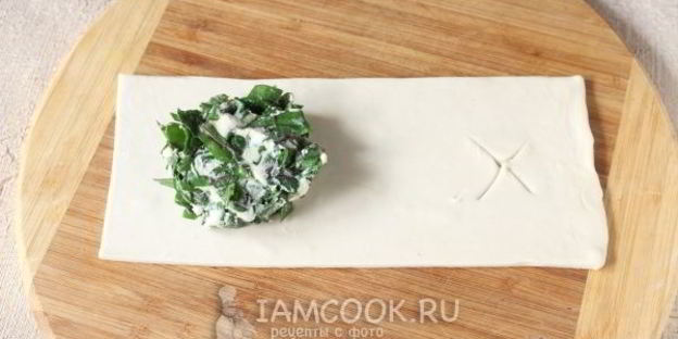 слойки с сыром и свекольными листьями