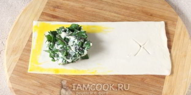 слойки с сыром и свекольными листьями