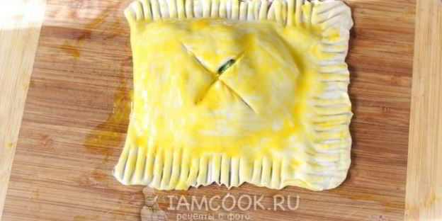 слойки с сыром и свекольными листьями