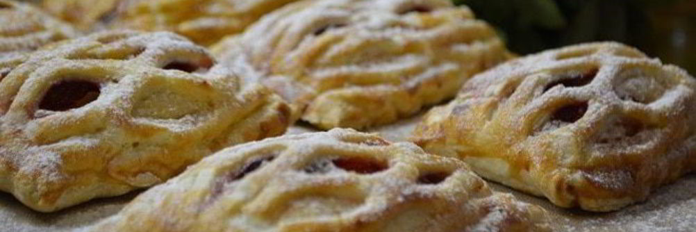 Слойки с творогом и клубникой