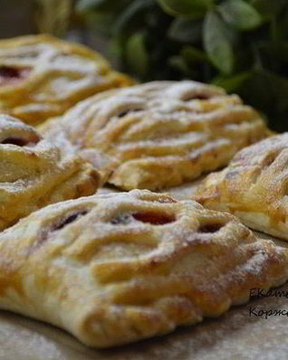 Слойки с творогом и клубникой