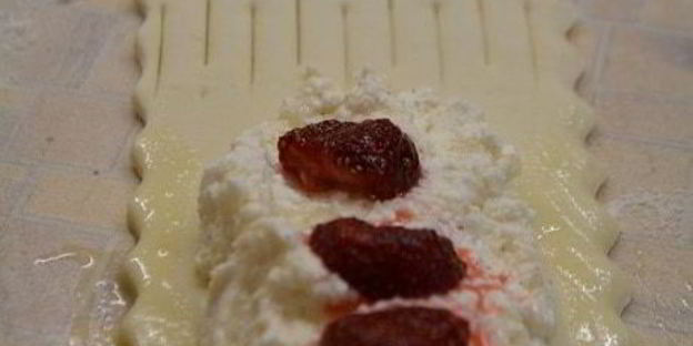 слойки с творогом и клубникой