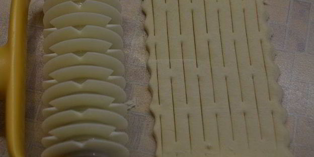 слойки с творогом и клубникой