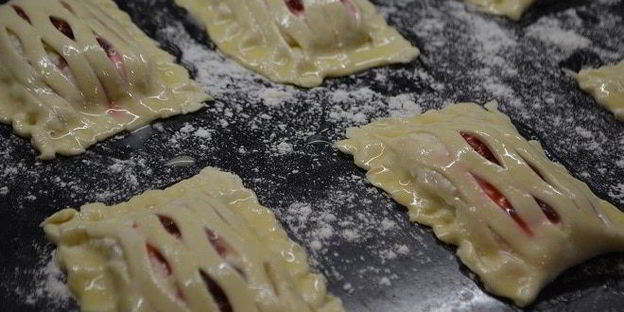 слойки с творогом и клубникой