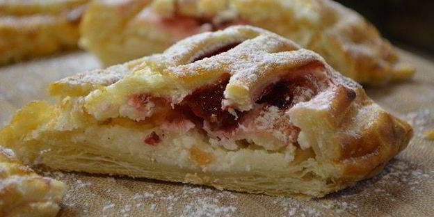 слойки с творогом и клубникой