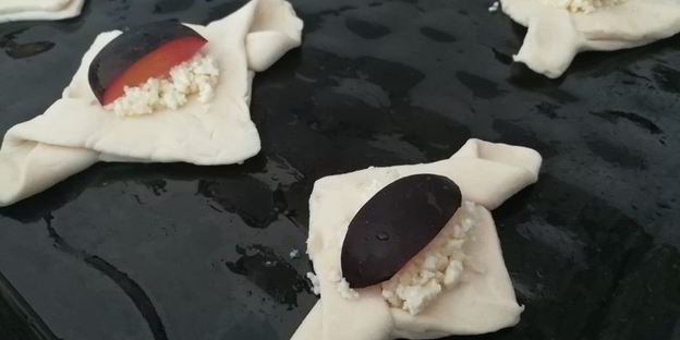 слойки с творогом и сливой