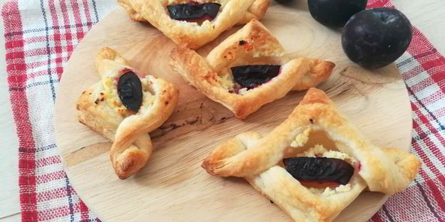 слойки с творогом и сливой