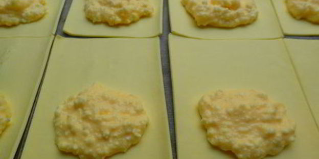 слойки с творогом и вишней