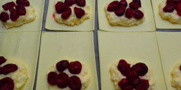 слойки с творогом и вишней