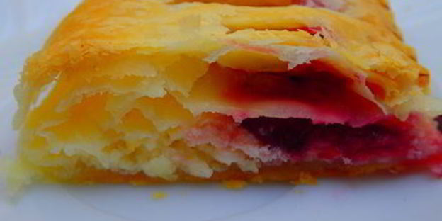 слойки с творогом и вишней