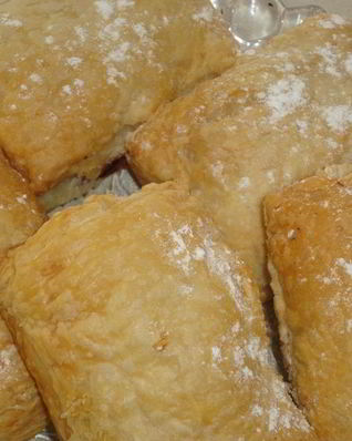 Слойки с яблоками из слоеного теста