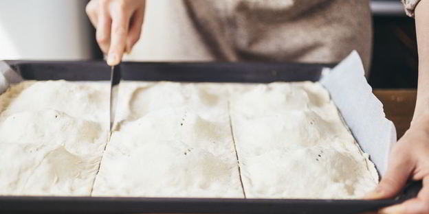 слойки с яйцом и зеленью