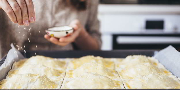 слойки с яйцом и зеленью