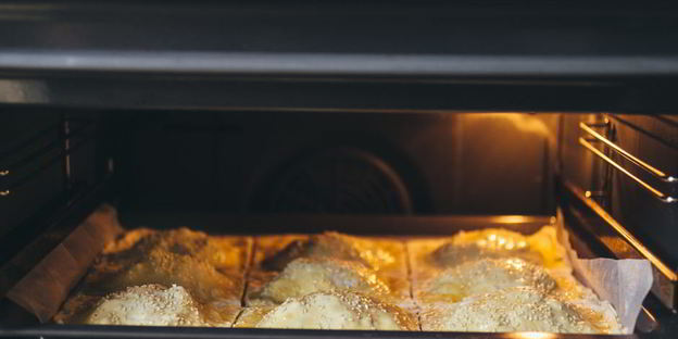 слойки с яйцом и зеленью