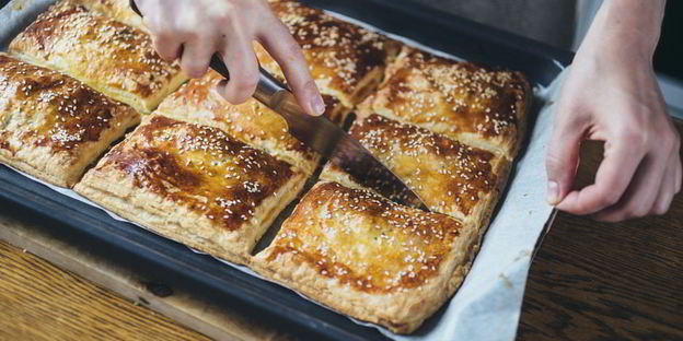 слойки с яйцом и зеленью