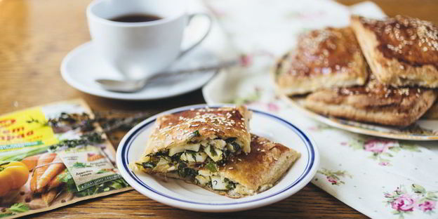 слойки с яйцом и зеленью