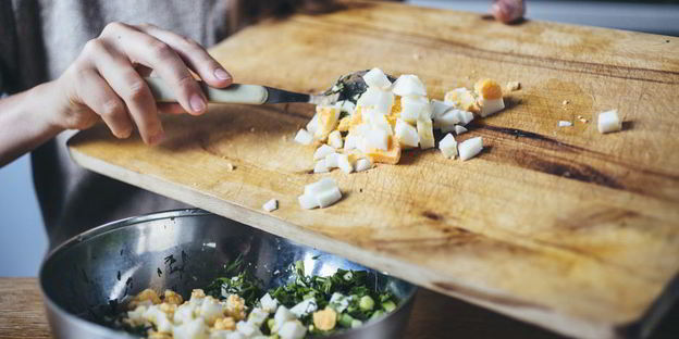 слойки с яйцом и зеленью