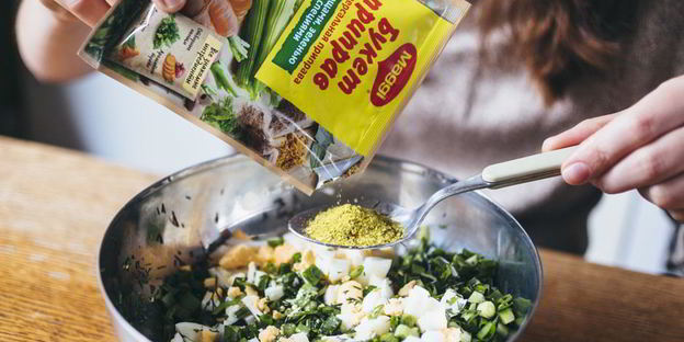 слойки с яйцом и зеленью