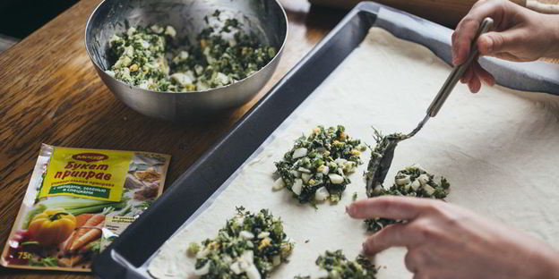 слойки с яйцом и зеленью