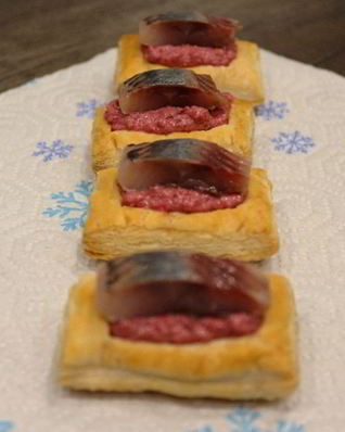 Слойки со свекольным песто и селедкой