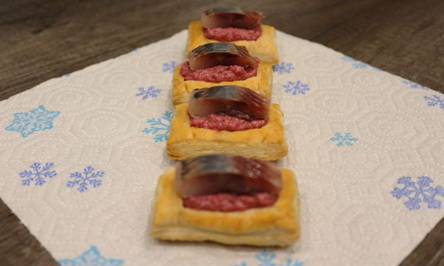 Рецепт слоек со свекольным песто и селедкой