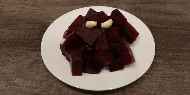 слойки со свекольным песто и селедкой