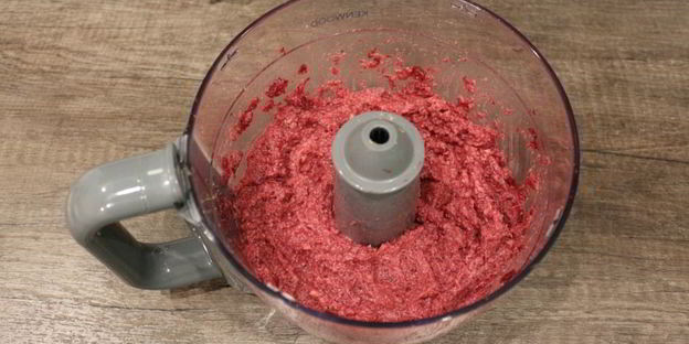 слойки со свекольным песто и селедкой