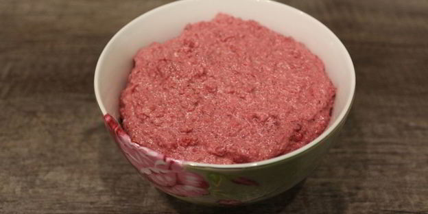 слойки со свекольным песто и селедкой