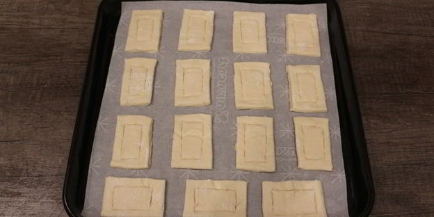 слойки со свекольным песто и селедкой