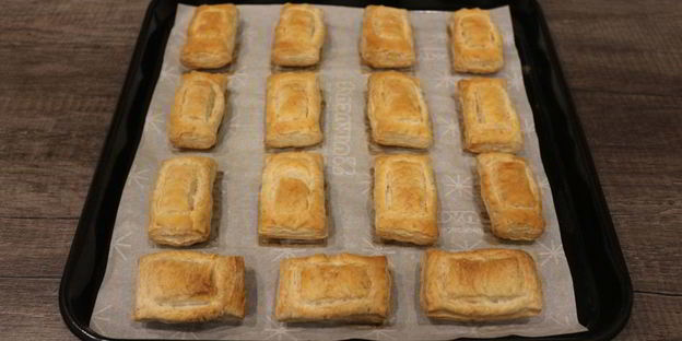 слойки со свекольным песто и селедкой