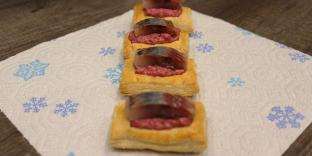 слойки со свекольным песто и селедкой