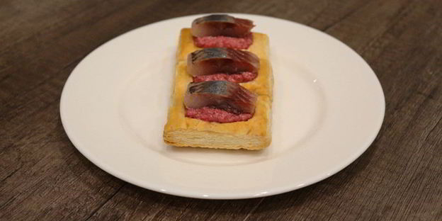 слойки со свекольным песто и селедкой