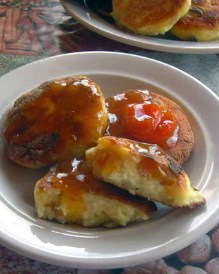 Кукурузные сырники с вяленой грушей