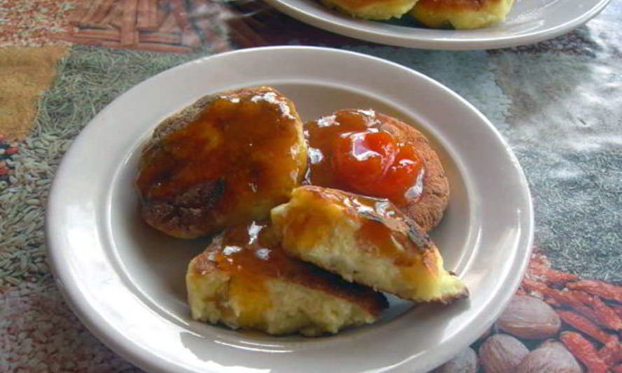 Рецепт кукурузных сырников с вяленой грушей