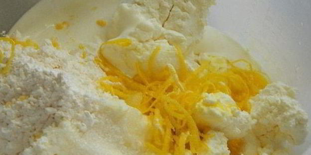 лимонный творожник со сливочной помадкой