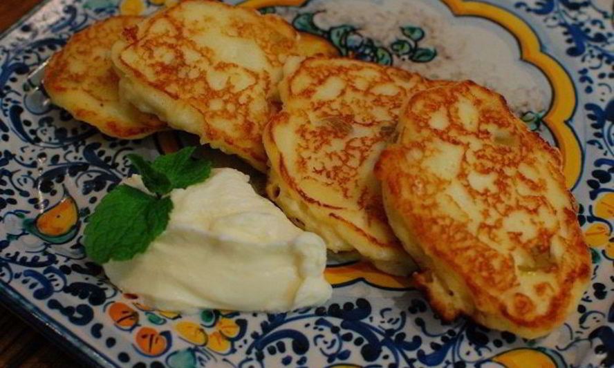 Рецепт лимонных сырников с соусом из маскарпоне