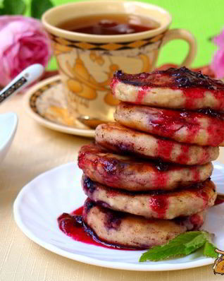 Сырники с черной смородиной