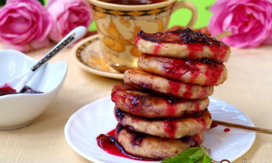 Рецепт сырников с черной смородиной