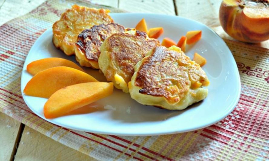 Рецепт сырников с персиками